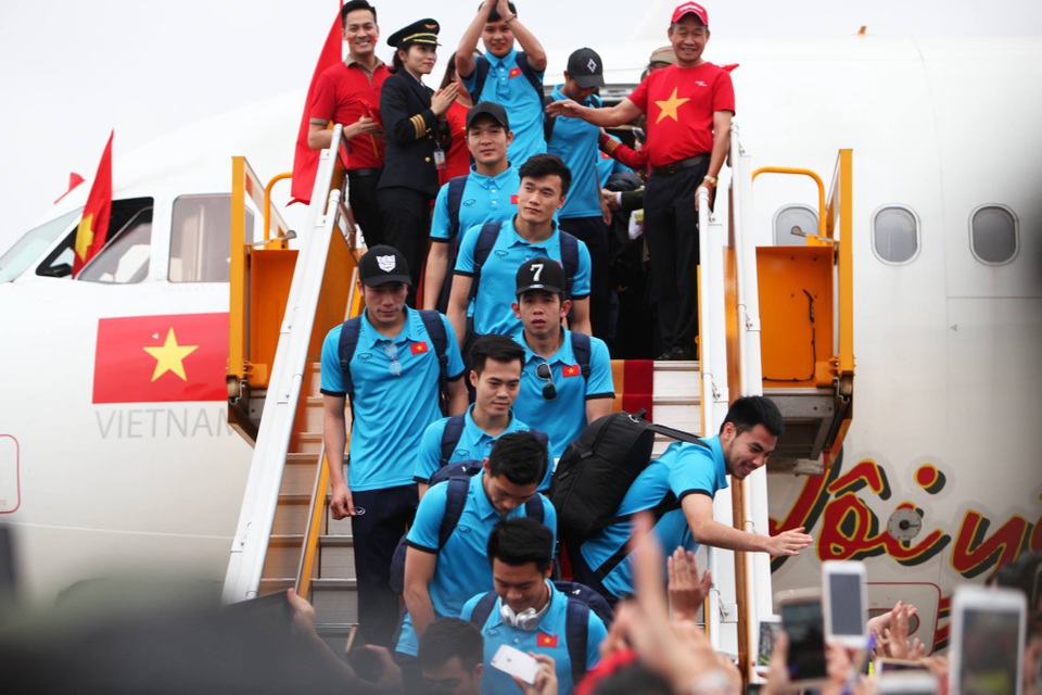 Người dân trèo lên cây, nhảy ra giữa đường... chào đón U23 Việt Nam trở về - 1 Vào lúc 12 hơn ngày 28/1, các tuyển thủ U23 của chúng ta đã hạ cánh xuống sân bay