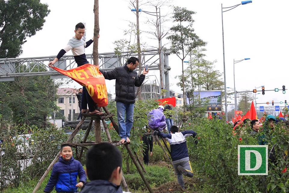 Người dân trèo lên cây, nhảy ra giữa đường... chào đón U23 Việt Nam trở về - 15 Nhảy vào làn giữa đường Võ Chí Công.