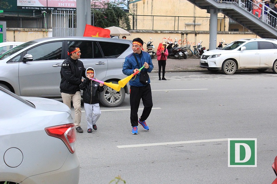 Người dân trèo lên cây, nhảy ra giữa đường... chào đón U23 Việt Nam trở về - 18 Băng băng qua đường rất nguy hiểm