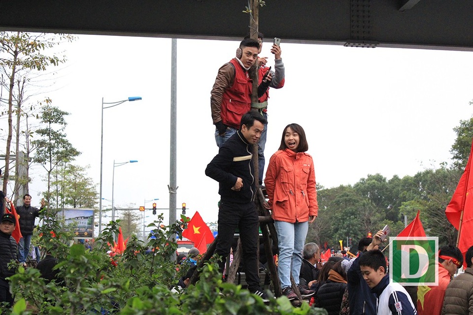 Người dân trèo lên cây, nhảy ra giữa đường... chào đón U23 Việt Nam trở về - 19 Người dân trèo lên cây, nhảy ra giữa đường... chào đón U23 Việt Nam trở về - 19