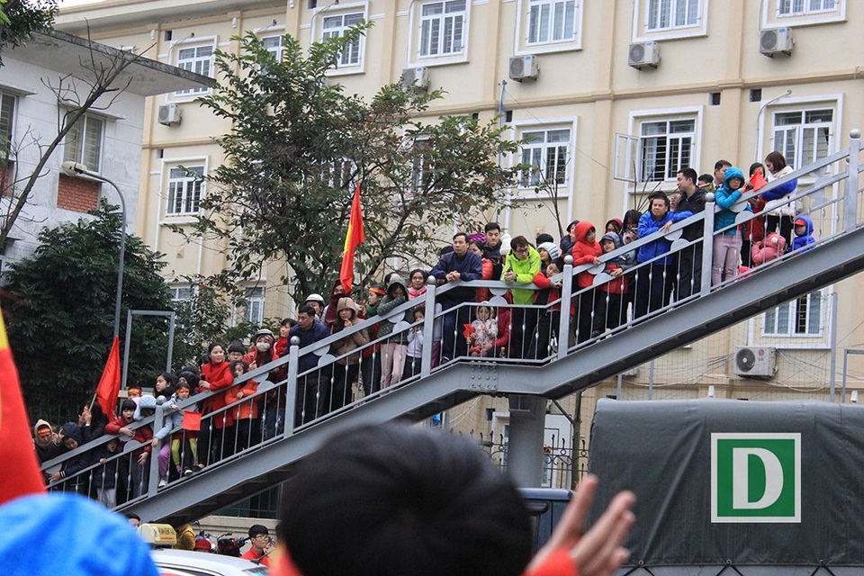 Người dân trèo lên cây, nhảy ra giữa đường... chào đón U23 Việt Nam trở về - 20 Người dân xếp hàng dài chờ đội tuyển U23 Việt Nam