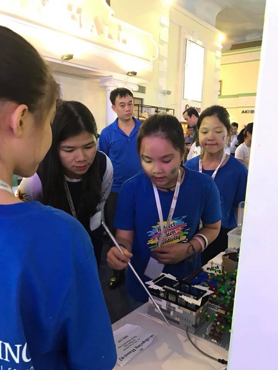 Tìm đại diện Việt Nam thi đấu cuộc thi Khoa học ứng dụng FIRST LEGO League 2018 - 1
Học sinh tham gia cuộc thi đang thuyết trình sản phẩm của mình