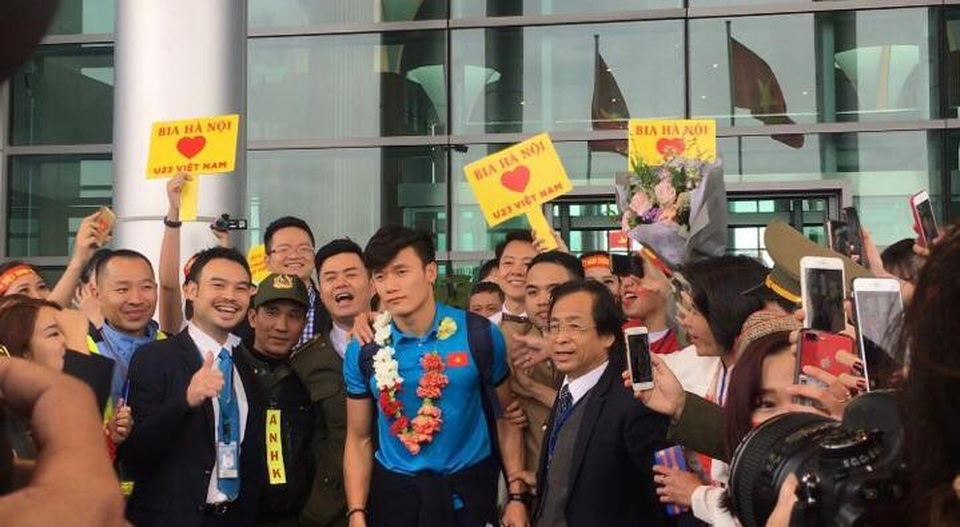 Bia Hà Nội cùng đón và vinh danh đội tuyển U23 Việt Nam - 2
Các cổ động viên đón đội tuyển U23 Việt Nam tại sân bay quốc tế Nội Bài