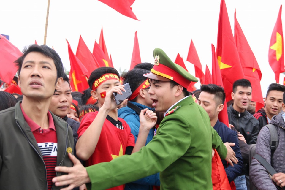 Xe chở U23 Việt Nam diễu hành giữa rừng cờ đỏ sao vàng - 24 Xe chở U23 Việt Nam diễu hành giữa rừng cờ đỏ sao vàng - 24