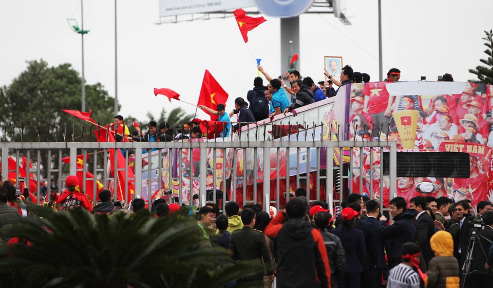 Xe chở U23 Việt Nam diễu hành giữa rừng cờ đỏ sao vàng - 22 Xe chở U23 Việt Nam diễu hành giữa rừng cờ đỏ sao vàng - 22