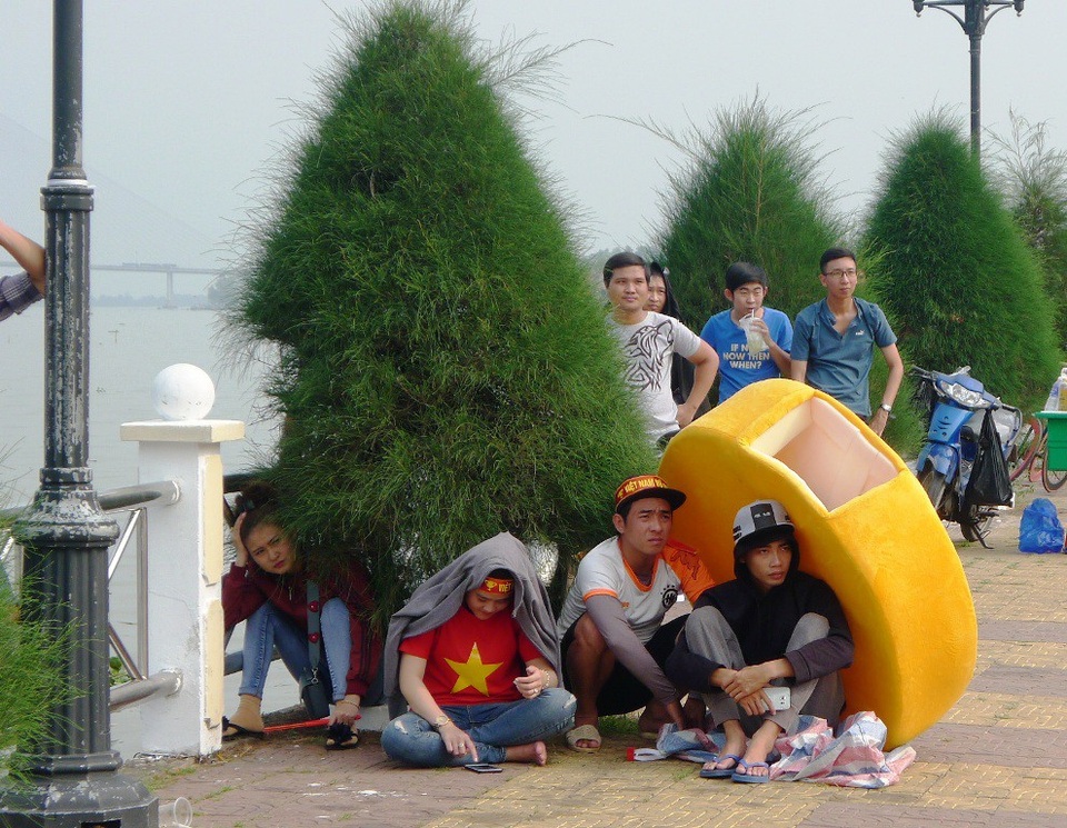 Những fan nữ xinh Cần Thơ đội nắng cổ vũ U23 Việt Nam - 5 Những fan nữ xinh Cần Thơ đội nắng cổ vũ U23 Việt Nam - 5