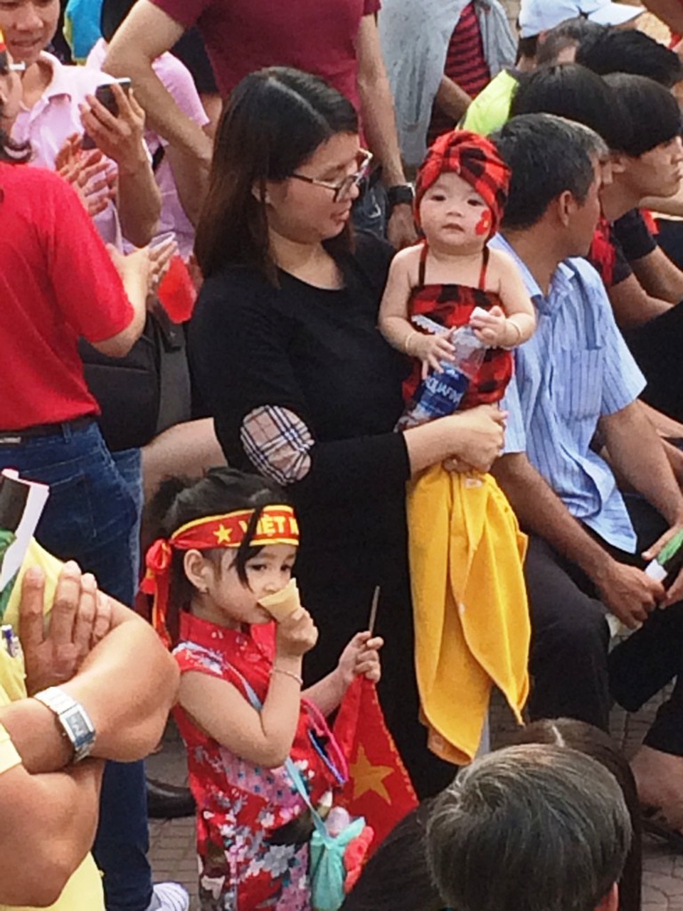 Còn đây là hai thiên thần đáng yêu cổ vũ U23 Việt Nam tại Công viên sông Hậu Cần Thơ - xem qua màn hình rộng