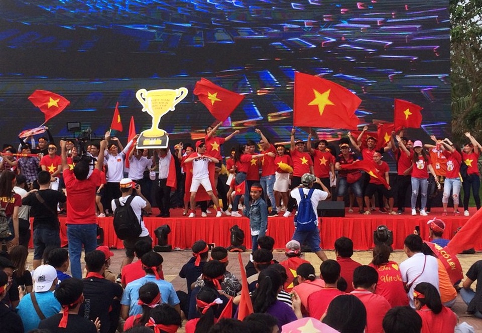 Những fan nữ xinh Cần Thơ đội nắng cổ vũ U23 Việt Nam - 7
Những giờ đội cào tuyết làm việc ở SVĐ nơi U23 Việt Nam thi đấu thì tại sân khấu Công viên sông Hậu, các bạn trẻ đốt cháy bằng những ca khúc sôi động.