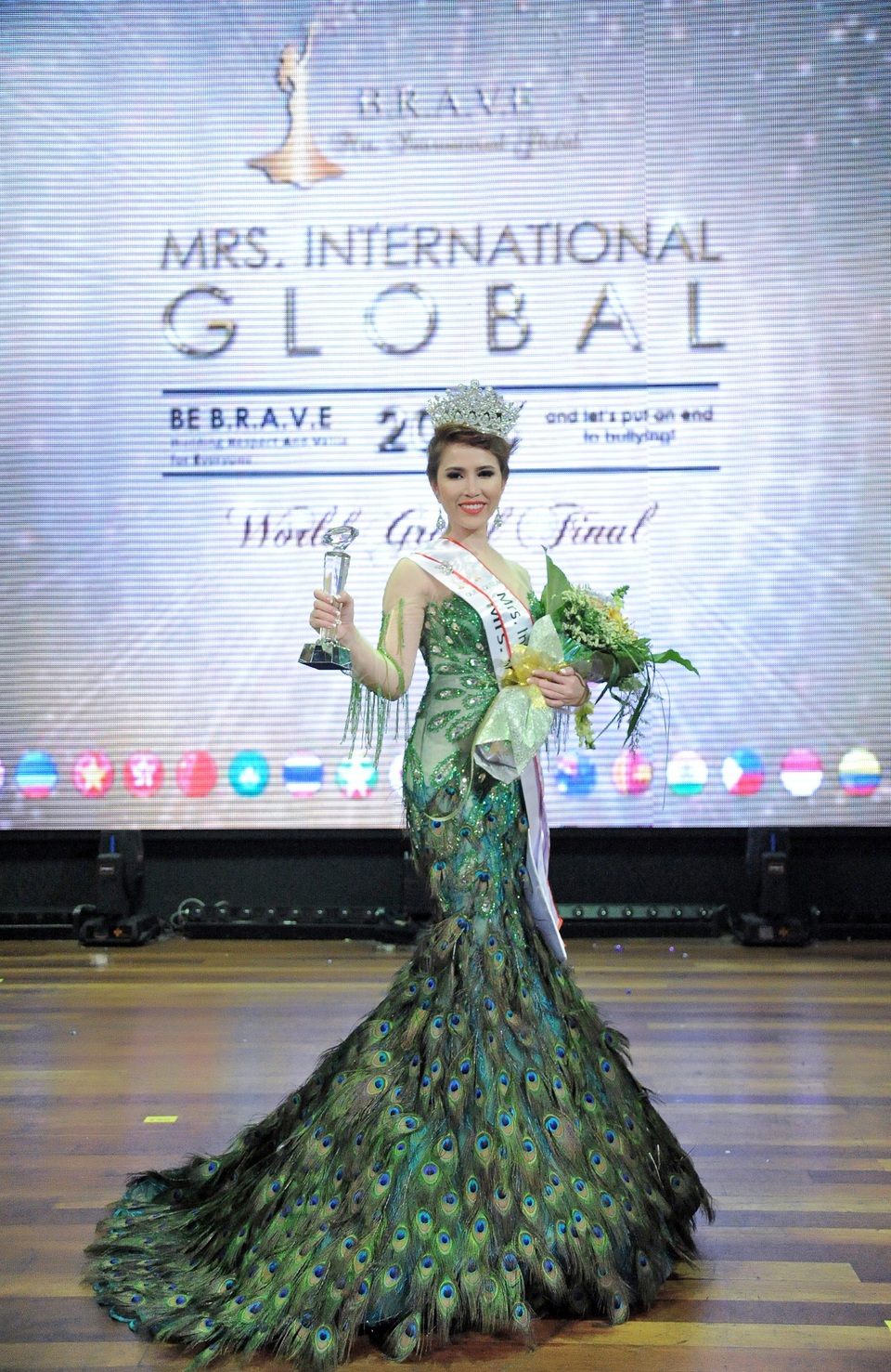 Hoàng Ny đăng quang Mrs International Golbal 2018 - 2 Hoàng Ny đăng quang sau nỗ lực không ngừng nghỉ