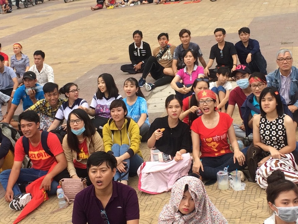 Những fan nữ xinh Cần Thơ đội nắng cổ vũ U23 Việt Nam - 1
Khoảng 15 giờ chiều trời Cần Thơ nắng gay gắt
