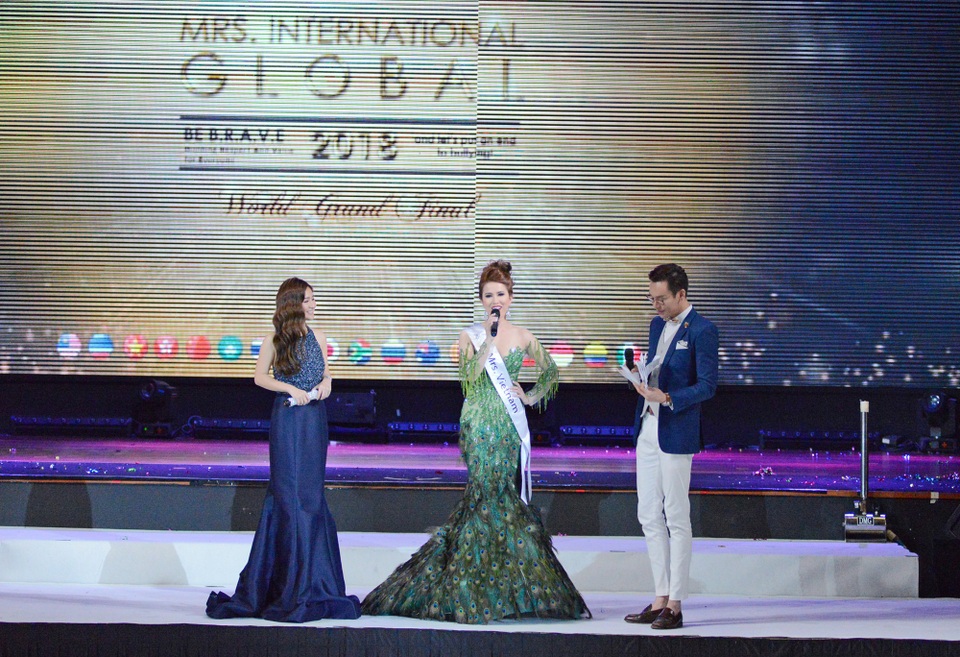 Hoàng Ny đăng quang Mrs International Golbal 2018 - 4 Nhờ khả năng trình diễn, thần thái tự tin, tài năng và lối hành xử thông minh, Hoàng Ny để lại dấu ấn đẹp trong lòng ban giám khảo và công chúng theo dõi.