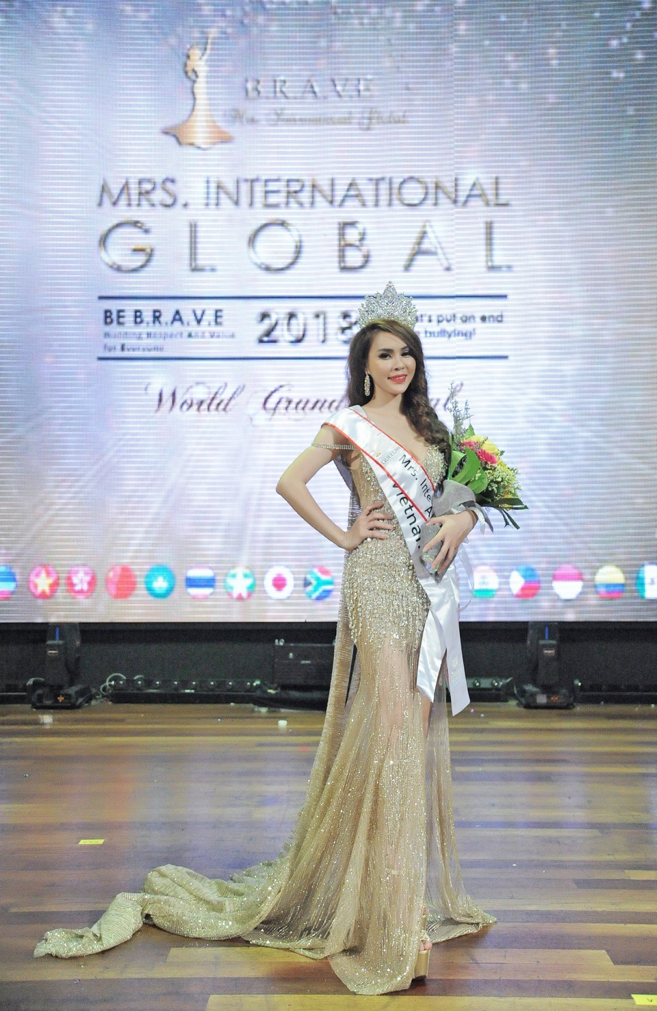 Hoàng Ny đăng quang Mrs International Golbal 2018 - 5 Đại diện đếntừ Việt Nam được đánh giá cao về nhan sắc, tài năng và gặt hái thành công từ khá sớm