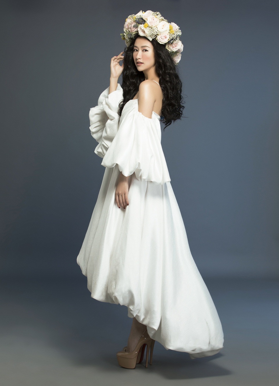 Hà Thu nằm trong số ít các nghệ sĩ sớm tung sản phẩm âm nhạc chào Tết Mậu Tuất 2018. Người đẹp không giấu “tham vọng” MV sẽ nhận được sự đón nhận của khán giả và sẽ nằm trong số các sản phẩm âm nhạc được đón nghe nhiều của mùa Tết năm nay…