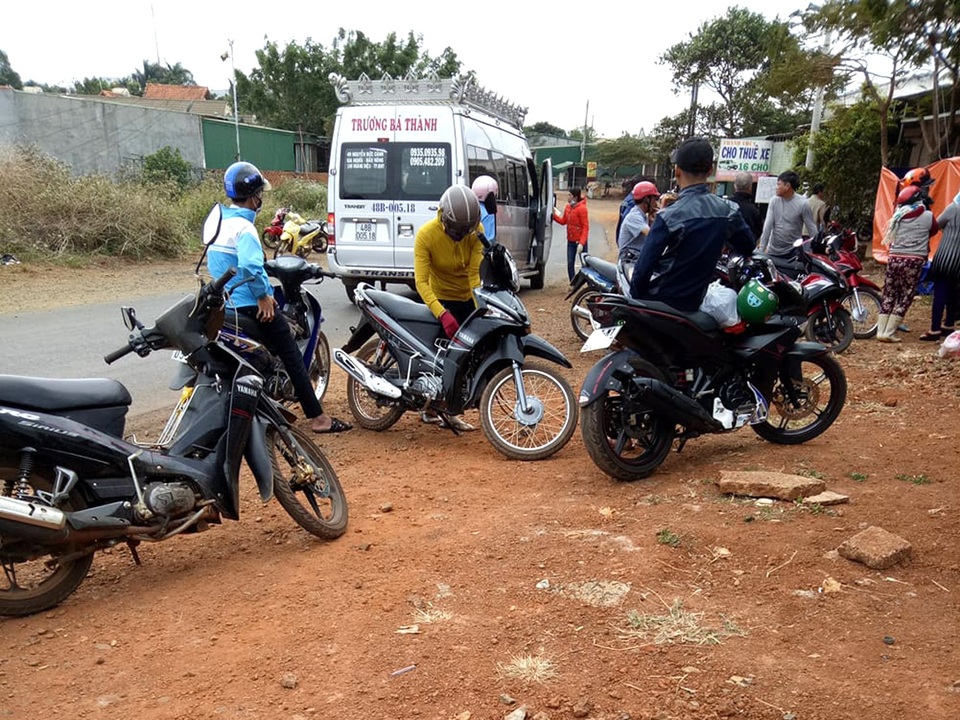 Nam thanh niên tự tử bất thành sau khi sát hại vợ sắp cưới - 1 Người dân phát hiện đôi nam nữ thương vong trong cửa hàng điện thoại