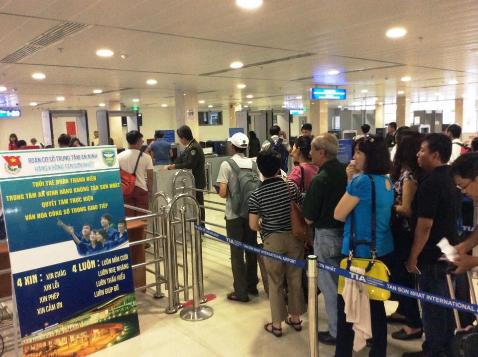 Đi máy bay dịp Tết, hành khách nên làm thủ tục trước 2-3 tiếng - 1 Hành khách làm thủ tục tại sân bay Tân Sơn Nhất