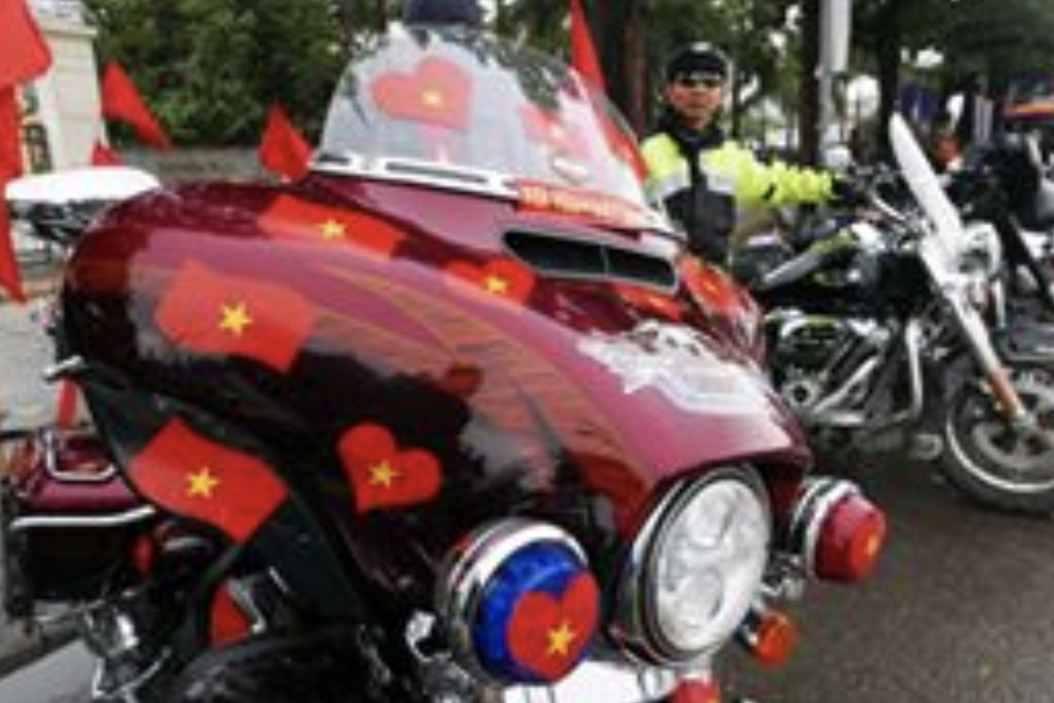 Đoàn mô tô "khủng" đang tiến ra Sân bay Nội Bài chào đón U23 Việt Nam - 10