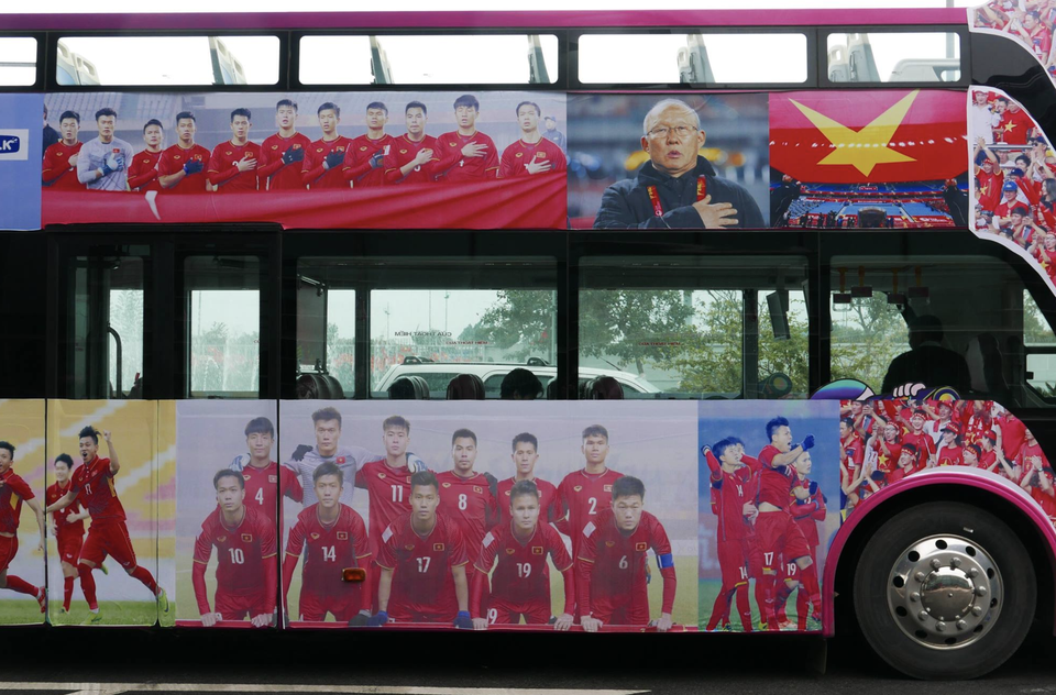 Xe chở U23 Việt Nam diễu hành giữa rừng cờ đỏ sao vàng - 49 Xe chở U23 Việt Nam diễu hành giữa rừng cờ đỏ sao vàng - 49