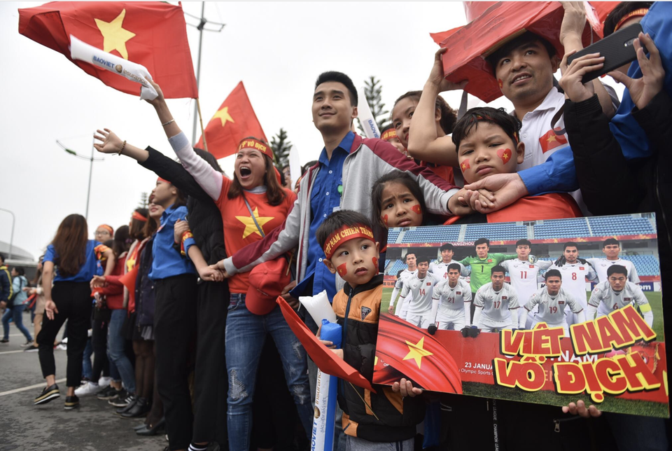 Xe chở U23 Việt Nam diễu hành giữa rừng cờ đỏ sao vàng - 42 Xe chở U23 Việt Nam diễu hành giữa rừng cờ đỏ sao vàng - 42