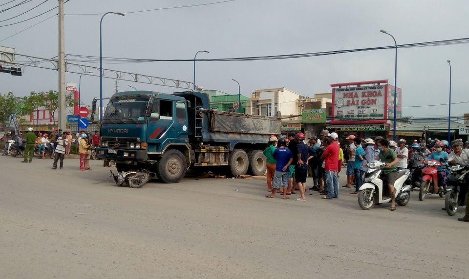 Rất đông người dân hiếu kì tập trung bên đường theo dõi vụ việc