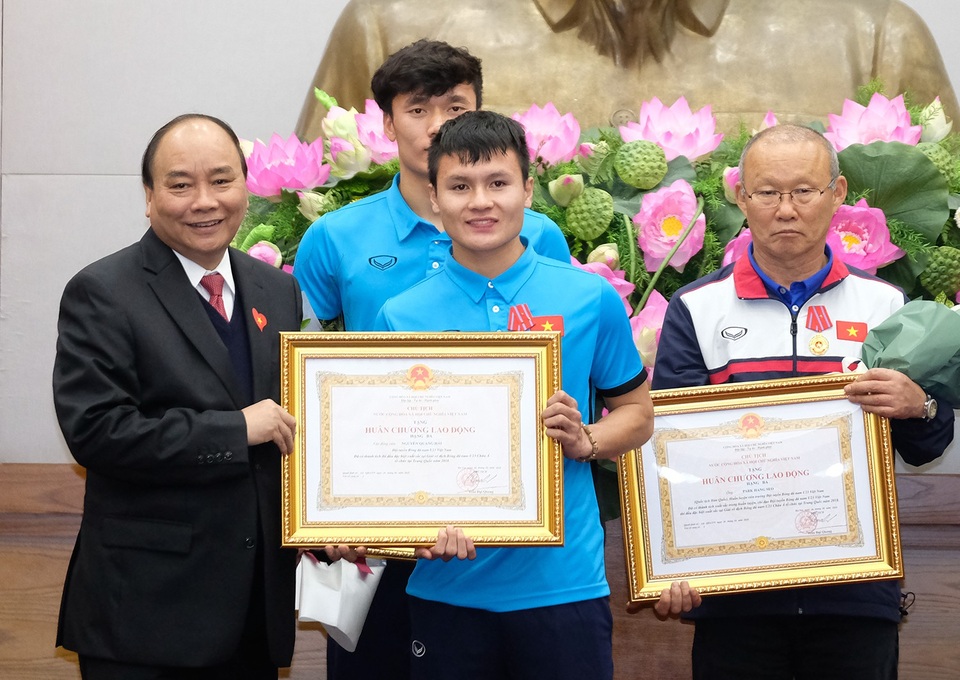 Thủ tướng kể chuyện chờ 5 tiếng để đón U23 Việt Nam - 5
Thủ tướng trao Huân chương lao động cho huấn luyện viên và các tuyển thủ U23