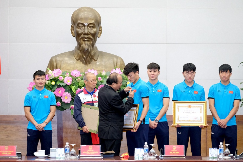 Thủ tướng kể chuyện chờ 5 tiếng để đón U23 Việt Nam - 6
Thủ tướng trao Huân chương lao động hạng ba cho thủ môn Bùi Tiến Dũng