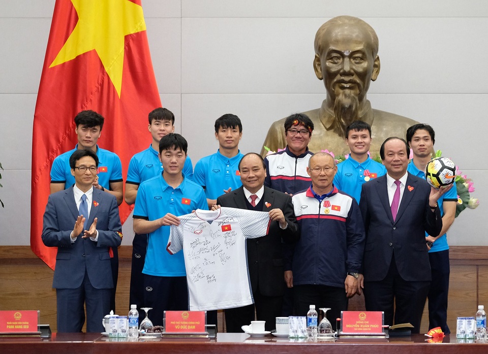 Thủ tướng kể chuyện chờ 5 tiếng để đón U23 Việt Nam - 8
Đội trưởng Lương Xuân Trường trao tặng Thủ tướng chiếc áo có tất cả chữ ký của các tuyển thủ U23