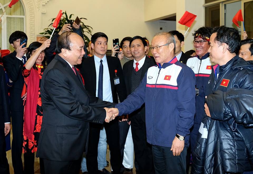 Thủ tướng kể chuyện chờ 5 tiếng để đón U23 Việt Nam - 1
Thủ tướng bắt tay chúc mừng Huấn luyện viên Park Hang-seo khi đoàn tới trụ sở Chính phủ