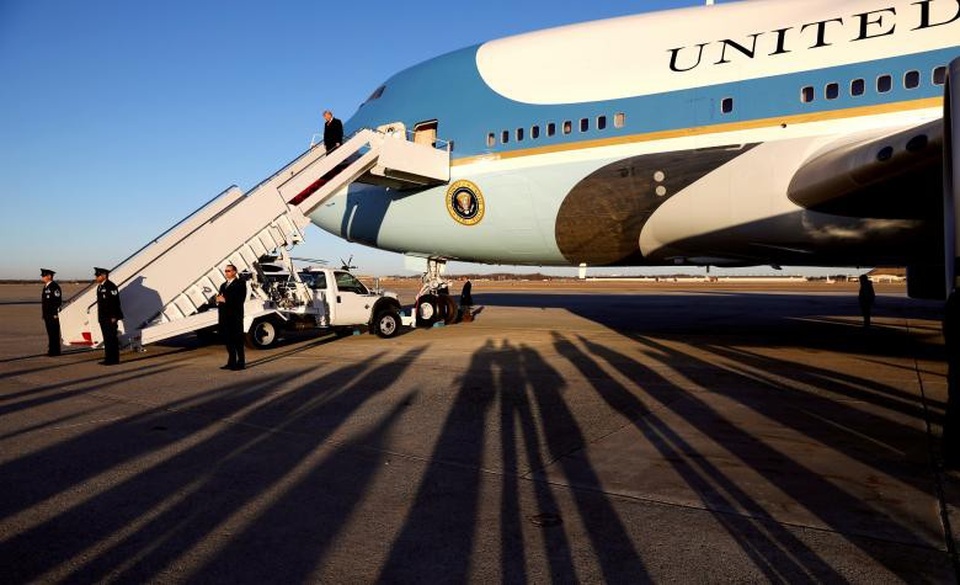 Một năm “đi mây về gió” của Tổng thống Trump - 1 Tổng thống Donald Trump bước từ chuyên cơ Air Force One (Không Lực Một) xuống căn cứ Andrews ở bang Maryland ngày 18/1.