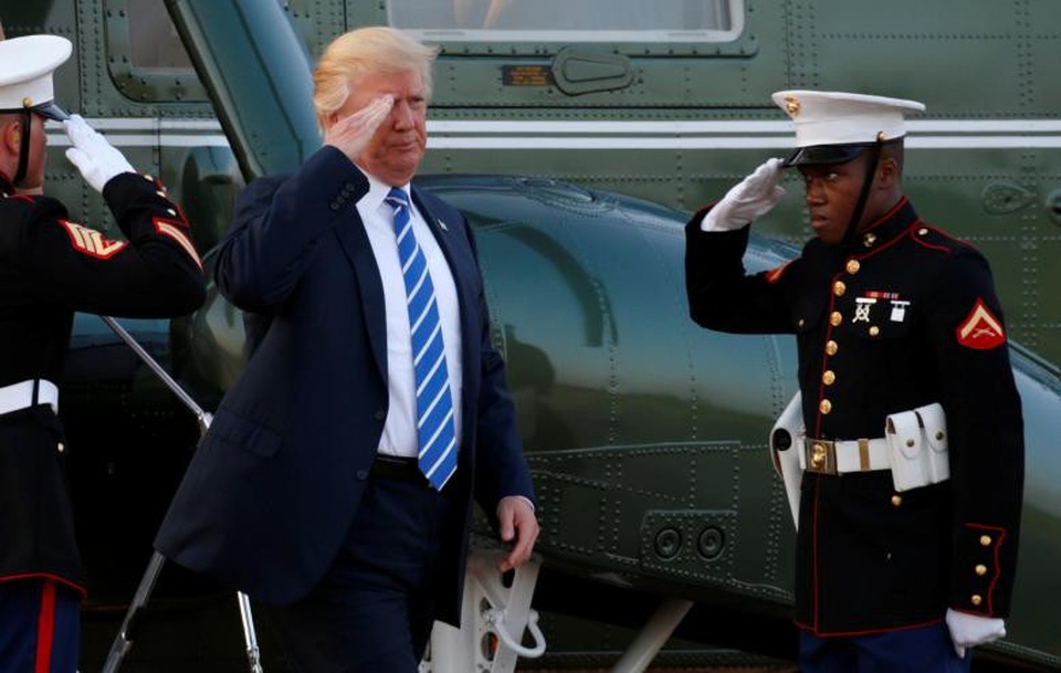 Một năm “đi mây về gió” của Tổng thống Trump - 11 Ông Trump thực hiện nghi thức chào khi bước xuống từ trực thăng Marine One để lên chuyên cơ Air Force One ở New Jersey và trở về thủ đô Washington ngày 20/8.