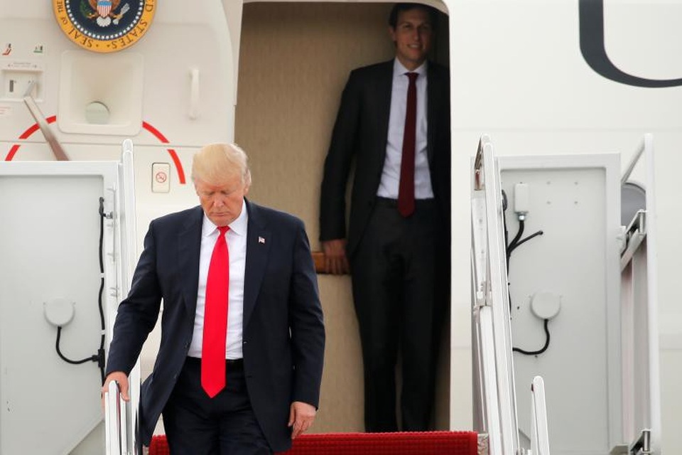 Một năm “đi mây về gió” của Tổng thống Trump - 12 Cố vấn cấp cao kiêm con rể Tổng thống Trump, Jared Kushner, nhìn theo bố vợ khi ông bước từ chuyên cơ Air Force One xuống căn cứ Andrews ở Maryland.