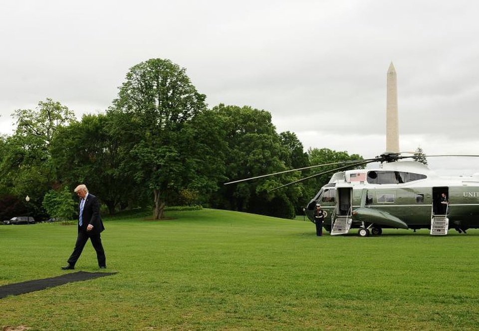 Một năm “đi mây về gió” của Tổng thống Trump - 13 Trực thăng chở Tổng thống Trump đỗ tại bãi cỏ phía nam Nhà Trắng ngày 13/5/2017.