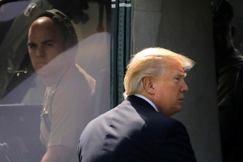 Một năm “đi mây về gió” của Tổng thống Trump - 2 Tổng thống Trump lên trực thăng Marine One (Thủy quân Lục chiến Một) sau khi rời Nhà Trắng để tới bang Missouri ngày 30/8/2017.