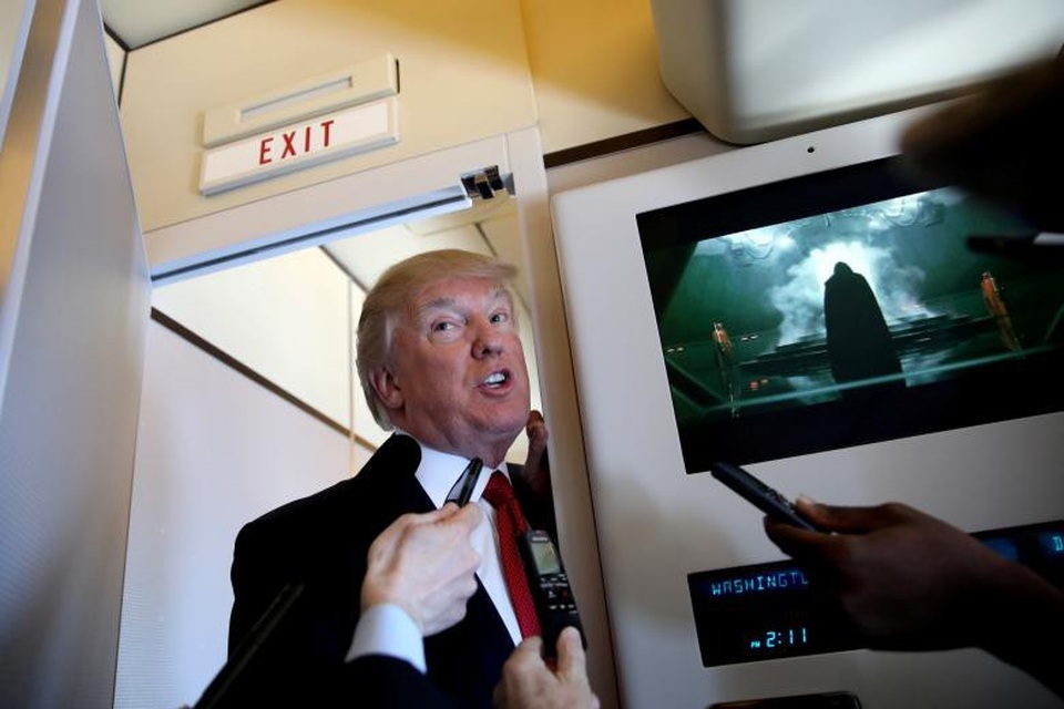 Một năm “đi mây về gió” của Tổng thống Trump - 4 Nhà lãnh đạo Mỹ trả lời phỏng vấn của báo chí trên chiếc Air Force One trong chuyến bay tới Palm Beach, bang Florida hồi tháng 4/2017.