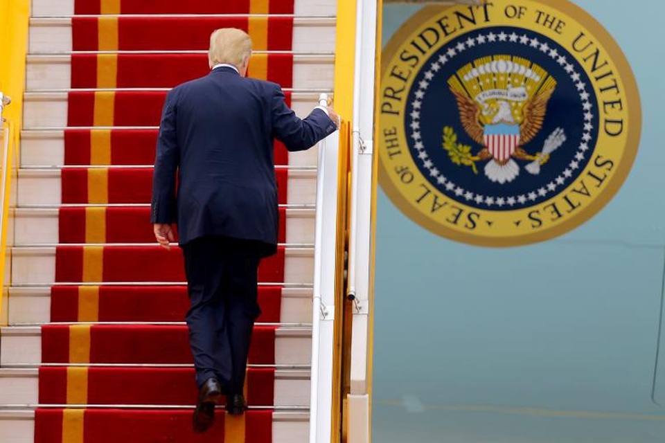 Một năm “đi mây về gió” của Tổng thống Trump - 6 Tổng thống Mỹ bước lên chuyên cơ Air Force One khi chuẩn bị rời sân bay quốc tế Nội Bài ngày 12/11/2017.