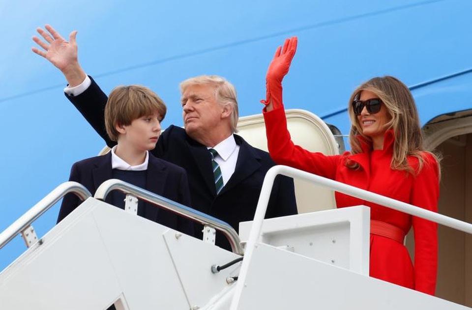 Một năm “đi mây về gió” của Tổng thống Trump - 7 Tổng thống Trump cùng phu nhân Melania và con trai Barron lên chuyên cơ tới Florida.