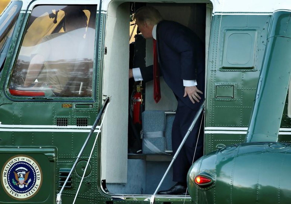 Một năm “đi mây về gió” của Tổng thống Trump - 9 Ông Trump nói chuyện với phi công khi chiếc Marine One hạ cánh xuống Nhà Trắng.