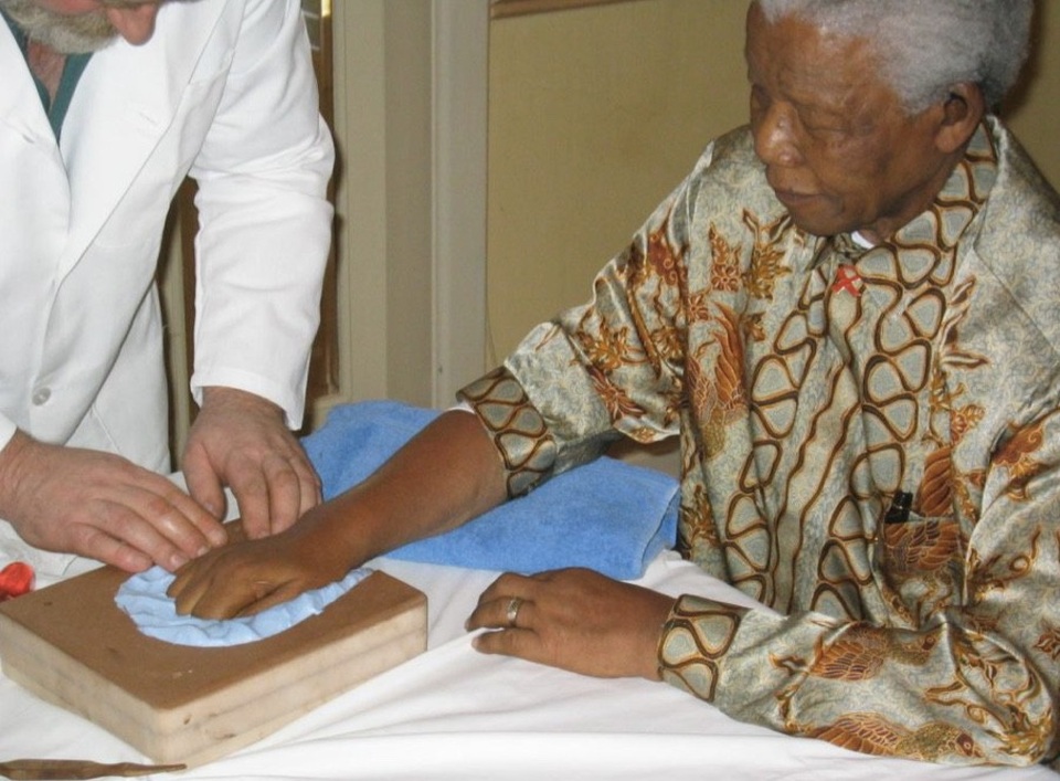 Tượng bàn tay vàng của ông Mandela có giá 13 triệu USD - 2 Ông Mandela đã ngồi hàng giờ đồng hồ để in bàn tay mình trong bước đầu làm bức tượng. (Nguồn: Malcolm Duncan)