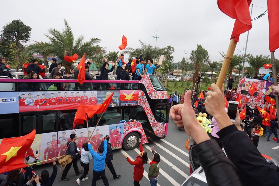 Xe chở U23 Việt Nam diễu hành giữa rừng cờ đỏ sao vàng - 17 Xe chở U23 Việt Nam diễu hành giữa rừng cờ đỏ sao vàng - 17