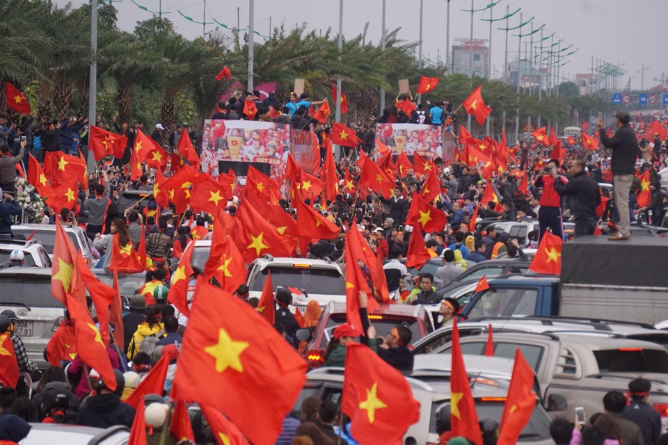 Xe chở U23 Việt Nam diễu hành giữa rừng cờ đỏ sao vàng - 16 Xe chở U23 Việt Nam diễu hành giữa rừng cờ đỏ sao vàng - 16