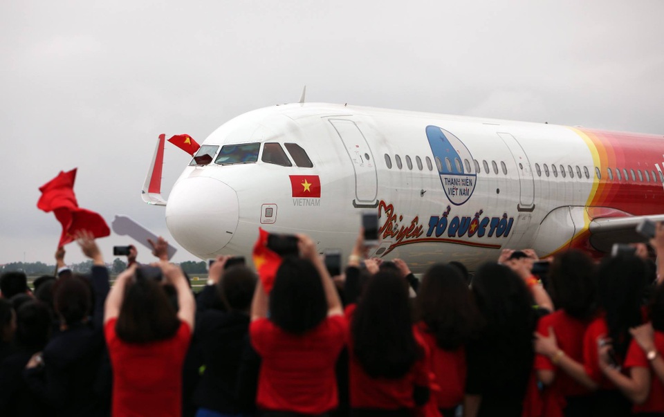 Những hình ảnh đầu tiên của các cầu thủ U23 Việt Nam tại Nội Bài - 4
Những người có mặt tại sân bay cùng lúc ghi lại hình ảnh chiếc máy bay chở U23 Việt Nam