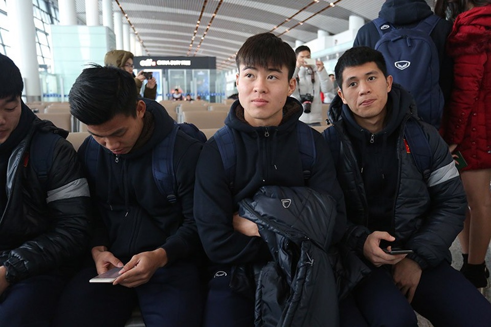 
Duy Mạnh và đồng đội ở sân bay, toàn đội sẽ bay từ Thường Châu lúc 10h và sẽ có mặt ở Nội Bài lúc 12h
