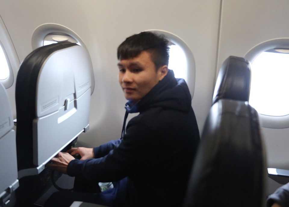 
Quang Hải trên chuyên cơ, anh chính là người hùng của U23 Việt Nam tại giải đấu với 5 bàn thắng
