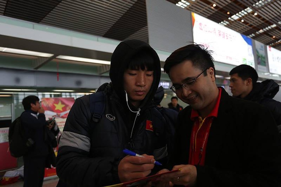 
Cầu thủ U23 Việt Nam tặng chữ ký người hâm mộ ở sân bay Thường Châu
