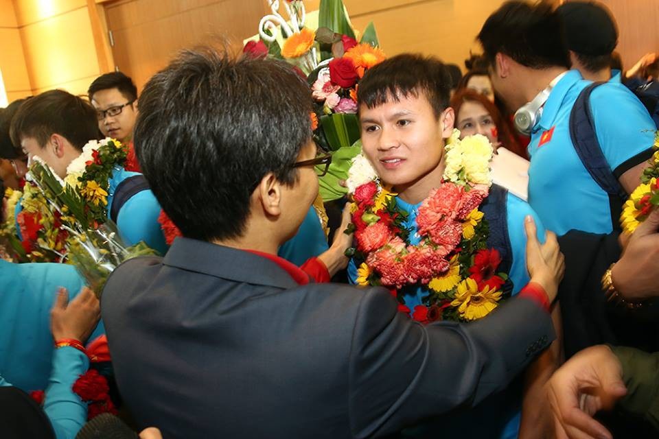 Thủ tướng kể chuyện chờ 5 tiếng để đón U23 Việt Nam - 12 Phó Thủ tướng Vũ Đức Đam tặng hoa, chúc mừng cầu thủ Nguyễn Quang Hải