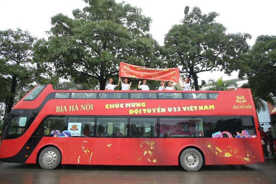 Bia Hà Nội cùng đón và vinh danh đội tuyển U23 Việt Nam - 3
Ngoài chương trình đón và tôn vinh đội tuyển, Bia Hà Nội cũng hỗ trợ thêm 2 xe buýt mui trần để phục vụ công tác báo chí cho phóng viên đi theo để đón đội tuyển U23 Việt Nam
