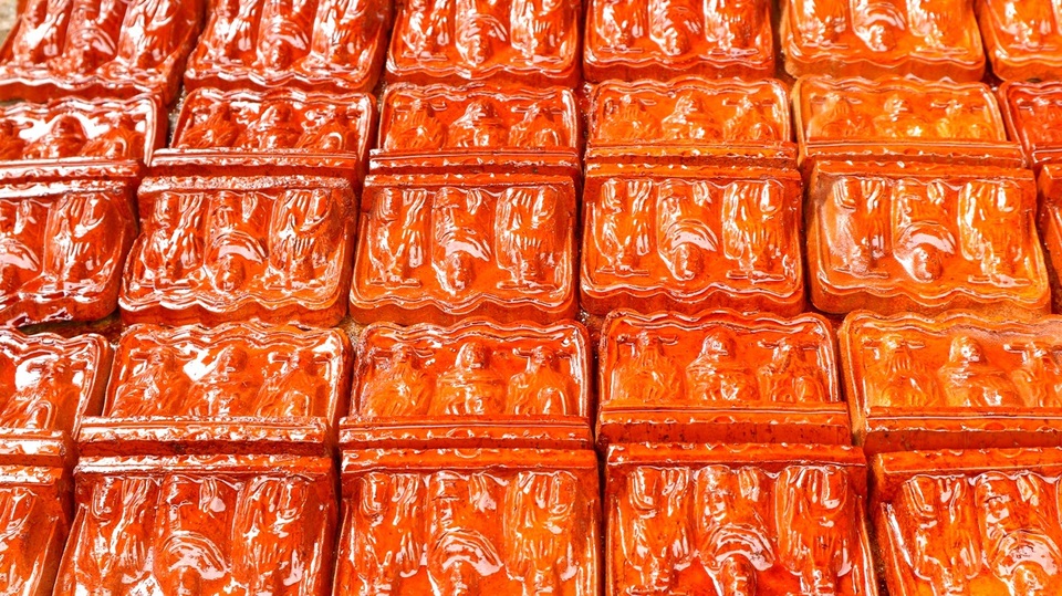 Rộn ràng đúc tượng ông Công, ông Táo ở làng gốm trăm năm tuổi - 1 Chỉ còn ít ngày nữa là đến 23 tháng Chạp, làng đúc tượng cố gắng đẩy nhanh tiến độ để kịp xuất hàng cho những tượng Táo quân kịp có mặt trên mâm cúng người Việt