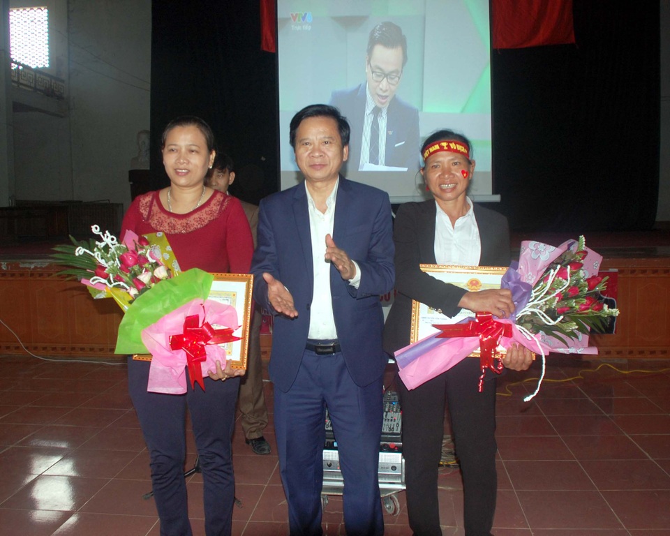 Hai cầu thủ quê lúa được Chủ tịch huyện tặng Giấy khen - 2 Ông Phan văn Tuyên - Chủ tịch UBND huyện Yên Thành trao Giấy khen tặng thưởng hai cầu thủ Phan Văn Đ\ức và Phạm Xuân Mạnh.