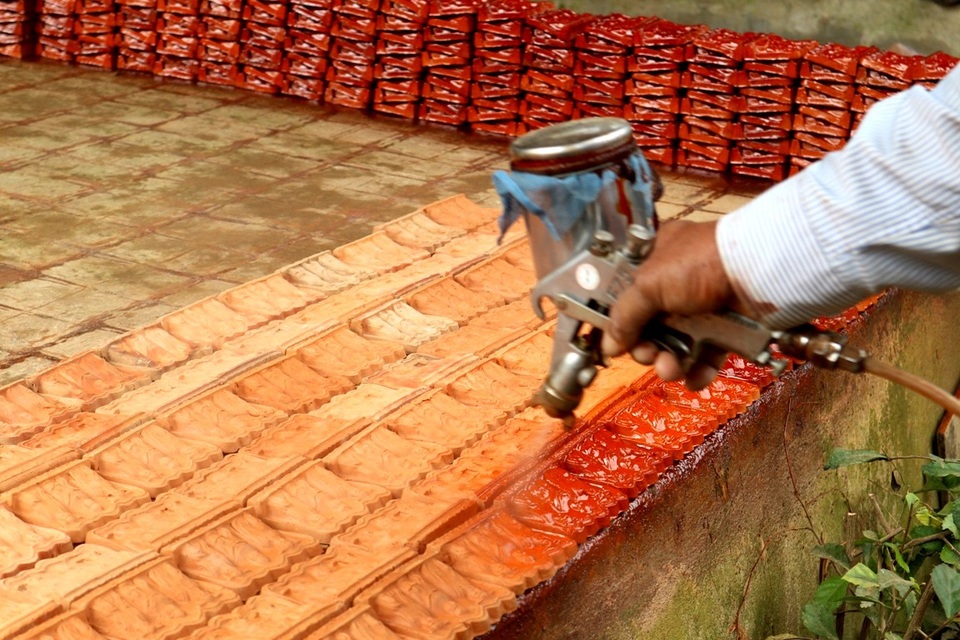 Rộn ràng đúc tượng ông Công, ông Táo ở làng gốm trăm năm tuổi - 10 Tượng Táo quân thành phẩm sẽ được đóng thùng để chuyển đi khắp các tỉnh thành cho kịp ngày 23 tháng chạp