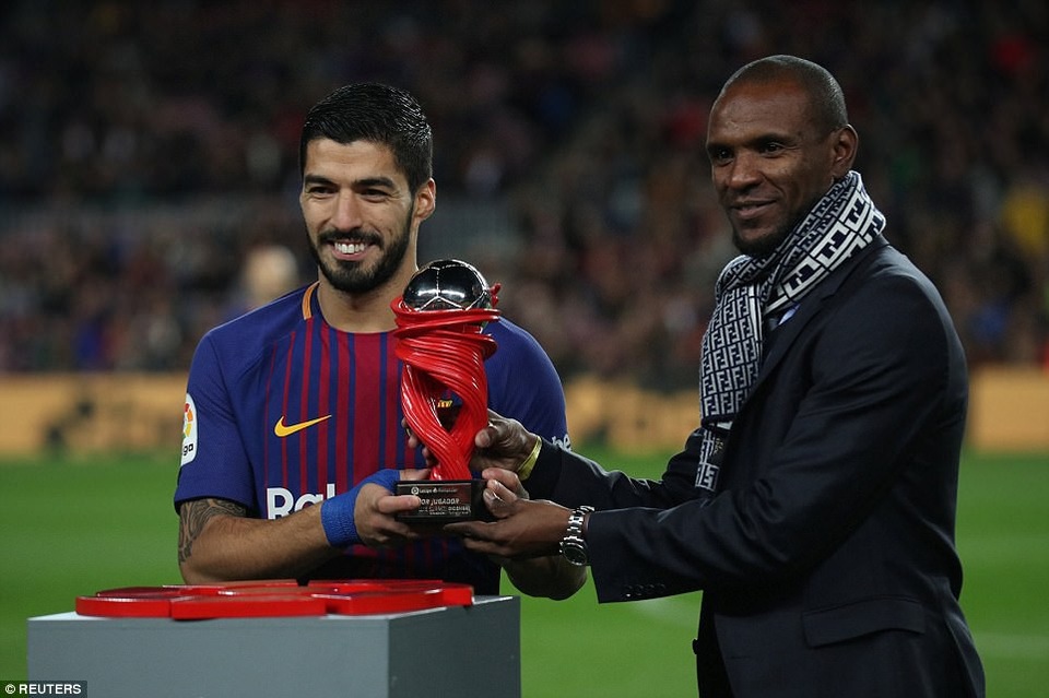 Messi-Suarez lập công, Barcelona vững ngôi đầu bảng La Liga - 21
Luis Suarez nhận danh hiệu cầu thủ hay nhất tháng