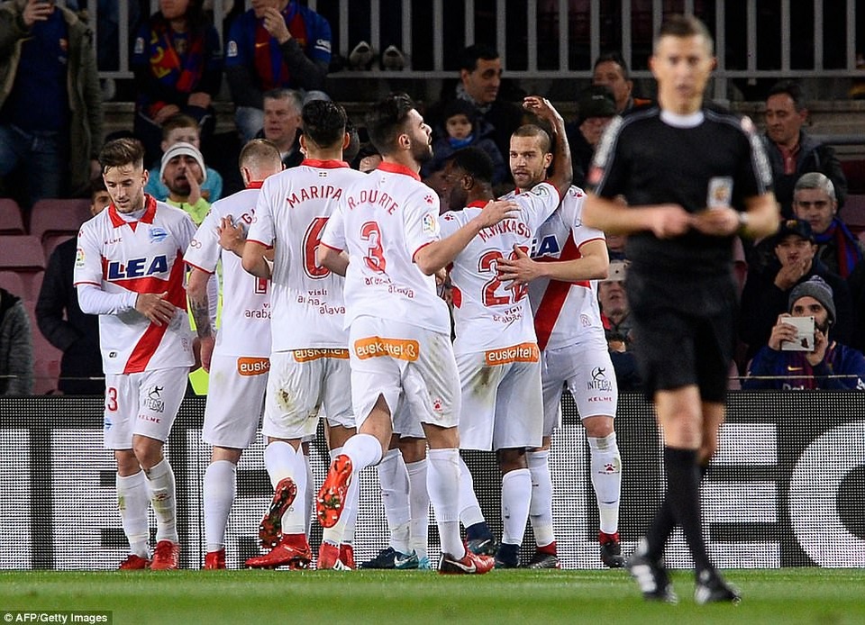 Messi-Suarez lập công, Barcelona vững ngôi đầu bảng La Liga - 18
... khi có được bàn mở tỷ số ở phút 27
